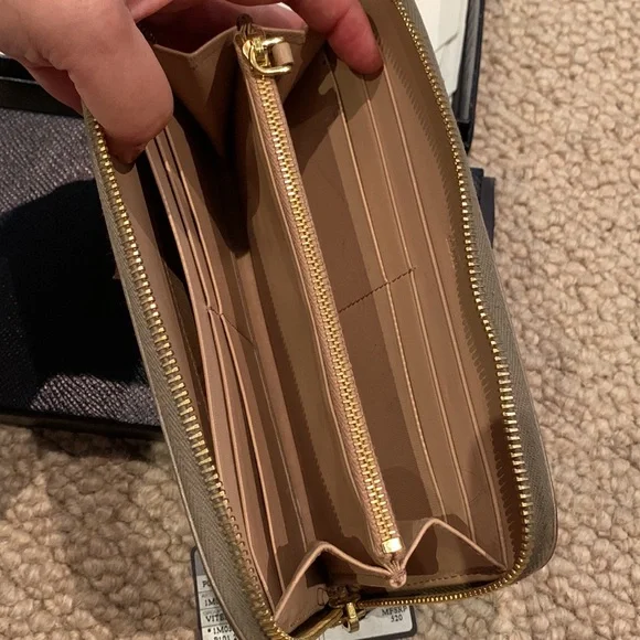 Prada Wallet - Picture 5 of 7